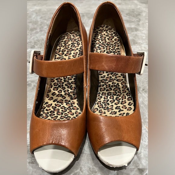 Kenneth Cole Reaction Mary Jane Peep Toe 3’ Heel Brown with White Strap Size 7 - Picture 2 of 11